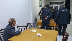 Adana'da kahvehaneye baskın: Ceza yağdı