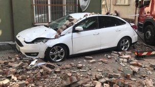 Beyoğlu'nda binanın çatı katında çökme meydana geldi.
