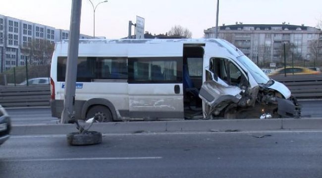 Esenyurt'ta minibüsle otomobil çarpıştı: Yaralılar var