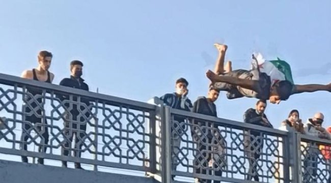 Galata Köprüsü'nden denize atladılar, görenler polisi aradı