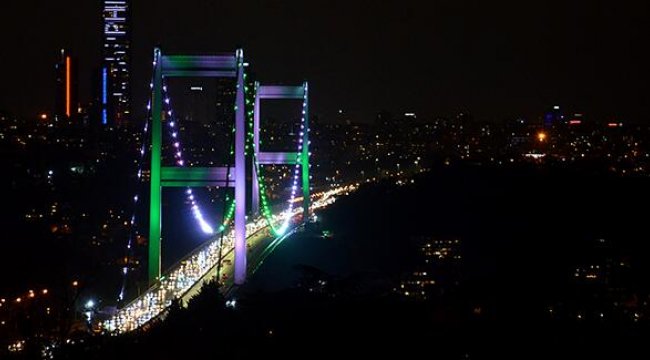 İstanbul'un köprüleri Pakistan Milli Günü için yeşil ve beyaz renklerle aydınlatıldı