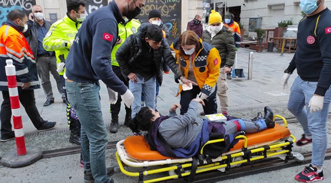 İstiklal Caddesi'nde 3 kişinin bindiği motosikletle temizlik aracı çarpıştı