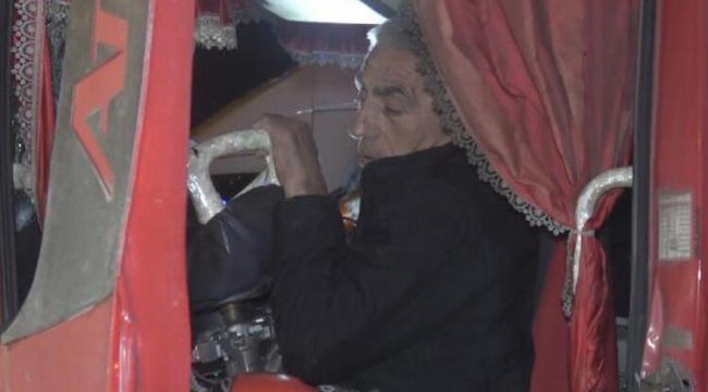 Kamyon trafik levhasına çarptı! Sıkışan sürücü için seferberlik