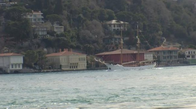 Tarihi yat İstanbul Boğazı'ndan geçti