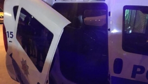 Tekme attı, polis otosu bu hale geldi