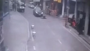 Yola fırlayan çocuk otomobilin altında kaldı! O anlar kamerada