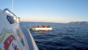 Yunanistan'ın ölüme terk ettiği 82 kaçak göçmeni, Sahil Güvenlik ekipleri kurtardı
