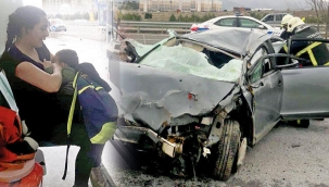 Önce bebeğini emzirdi