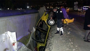 Otomobilin çarptığı taksi asılı kaldı