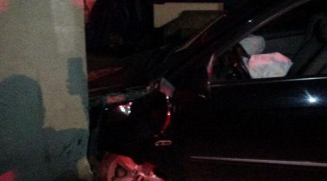 Otomobiliyle evin duvarına çarptı! Alkollü sürücü hastaneye kaldırıldı