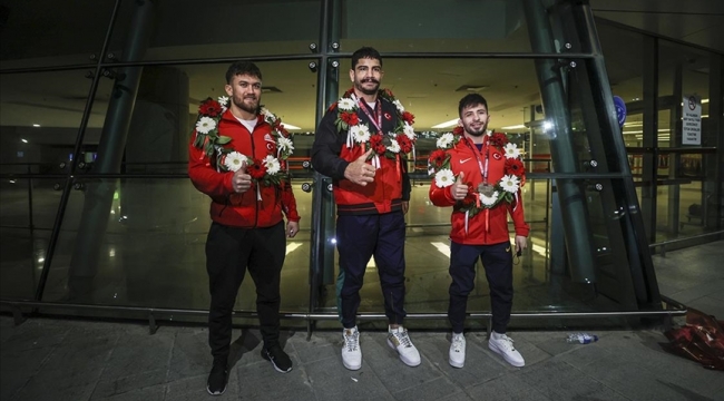Serbest Güreş Milli Takımı madalyalarla yurda döndü