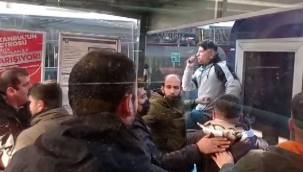 Tramvay durağında gergin anlar