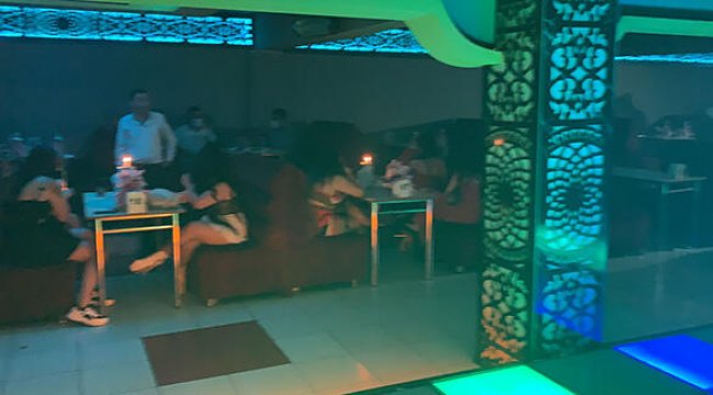 Daha önce 3 kez mühürlenen eğlence mekanına baskın; 45 kişiye 283 bin 500 lira ceza