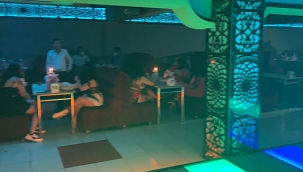 Daha önce 3 kez mühürlenen eğlence mekanına baskın; 45 kişiye 283 bin 500 lira ceza