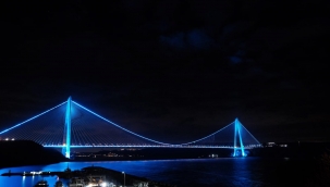 İstanbul'da köprüler maviye büründü 