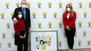 Simay Özen, AK Parti'nin '23 Nisan' logosunu Erdoğan'a hediye etti