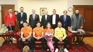 Kılıçdaroğlu Dünya şampiyonu Ayşe’yi ağırladı