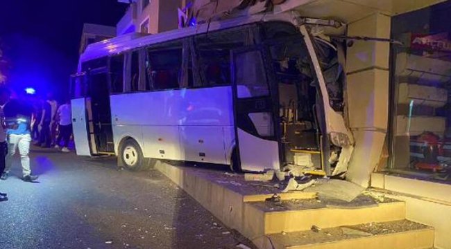 Kontrolden çıkan servis midibüsü, mağazaya girdi: 12 yaralı