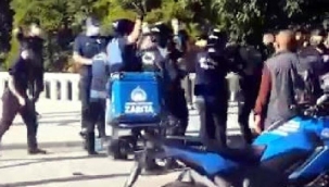Taksim'de hareketli dakikalar! Zabıtadan seyyar satıcıya coplu müdahale