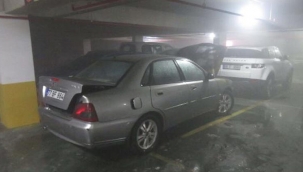 Ümraniye'de kapalı otoparktaki otomobil yandı! Sitede büyük panik