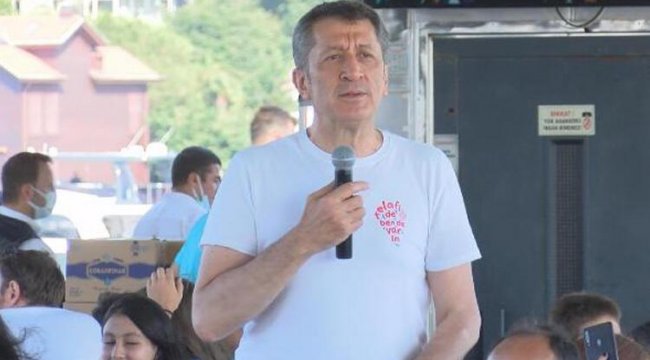 Bakan Ziya Selçuk öğrencilerle bir araya geldi