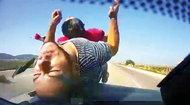 Otomobil çarptı motordan uçtular