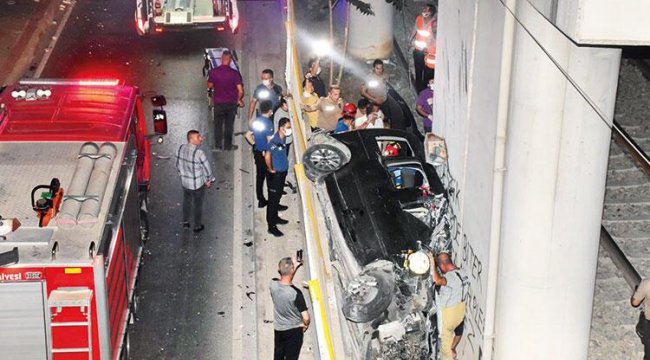 Feci kaza! Üstgeçitten tren raylarına uçtu