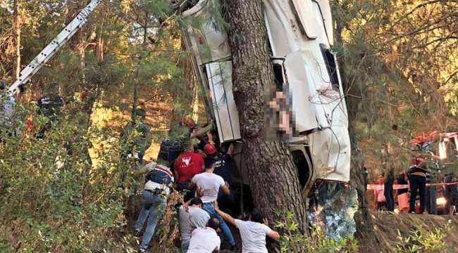 Türbeden dönenlerin minibüsü devrildi