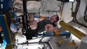 Fransız astronottan uzayda egzersiz paylaşımı!