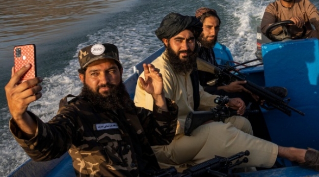 Taliban askerlerine uyarı: Selfie çekmeyi bırakın!