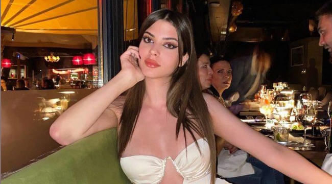 Ayna karşısında bikinili poz!