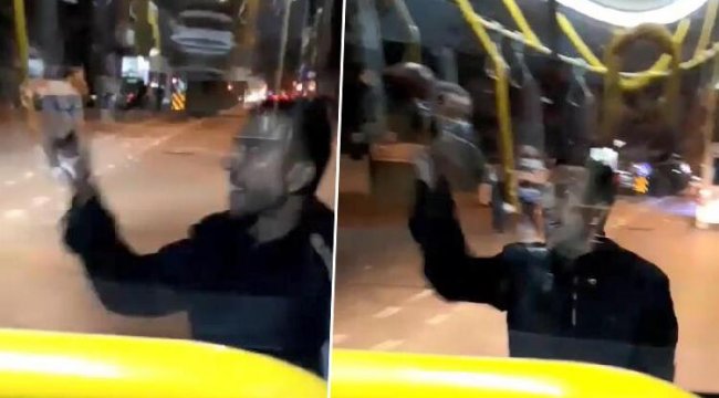 Halk otobüsünün önünü kesip, bıçakla camına hasar verdi