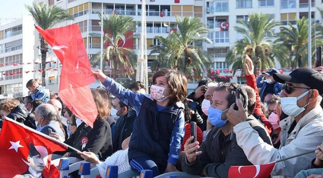 İzmirliler 29 Ekim coşkusuna ortak oldu