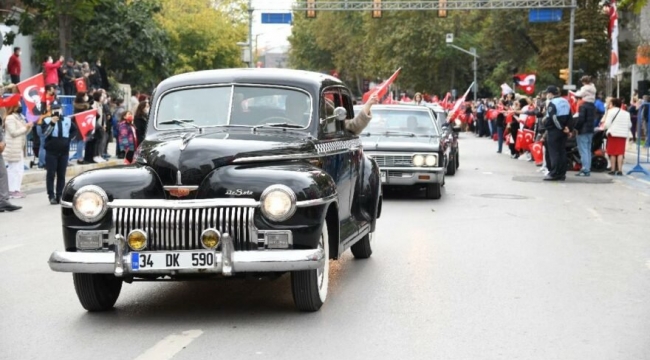 Kadıköy’de klasik otomobillerden Cumhuriyet konvoyu