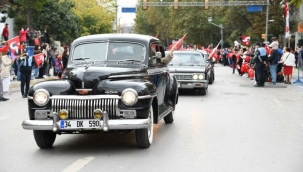 Kadıköy’de klasik otomobillerden Cumhuriyet konvoyu