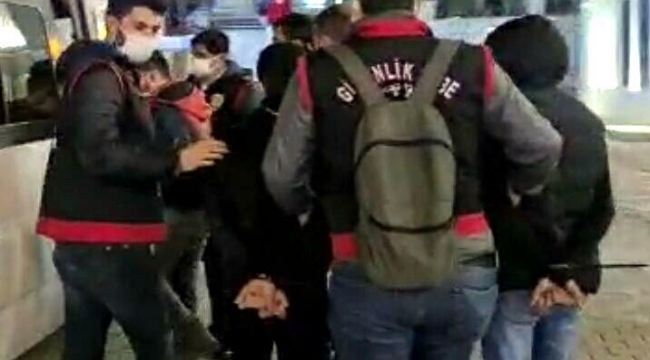 Muz yeme paylaşımı yapan 8 Suriyeliye gözaltı
