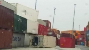 Ambarlı Limanı'nda konteynerler TIR'ın üstüne devrildi