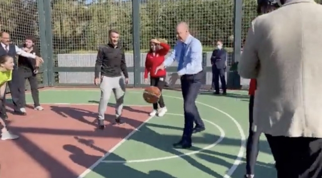 Cumhurbaşkanı Erdoğan gençlerle basketbol oynadı