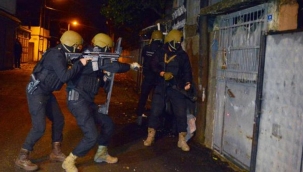 Adana'da şafak operasyonu! Kapılar koçbaşları ile kırıldı