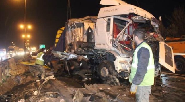 Anadolu Otoyolu'nda devrilen hafriyat yüklü tır ulaşımı aksattı