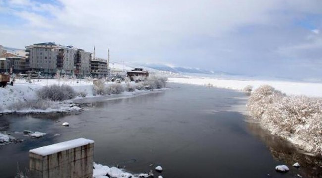 Ardahan'da yoğun kar! Nehir dondu