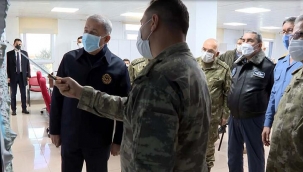 Bakan Akar ve komutanlar Suriye sınırında