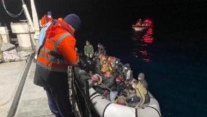İzmir açıklarında 50 kaçak göçmen yakalandı