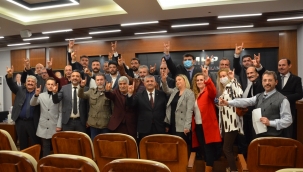 MHP İzmir'de 'rozet şov' sürüyor: İYİ Parti'den geri döndüler