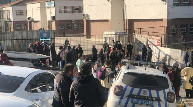 İzmir'de ortaokulda taciz gerginliği! Veliler ortalığı ayağa kaldırdı