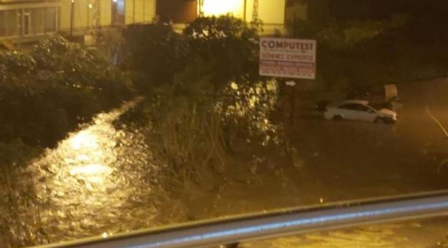 Samandağ'ı sağanak vurdu! Taşan dere araçlara zarar verdi