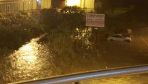 Samandağ'ı sağanak vurdu! Taşan dere araçlara zarar verdi