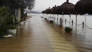 Sular 2 metre yükseldi, Köyceğiz Gölü taştı.... İlçe sular altında kaldı