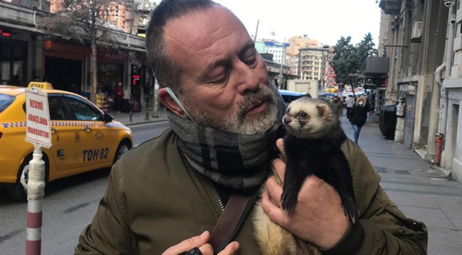 Taksim'de şaşkına çeviren anlar! Tasma taktığı gelincikle gezdi