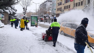 Van'da 702 yerleşim yerine kar engeli